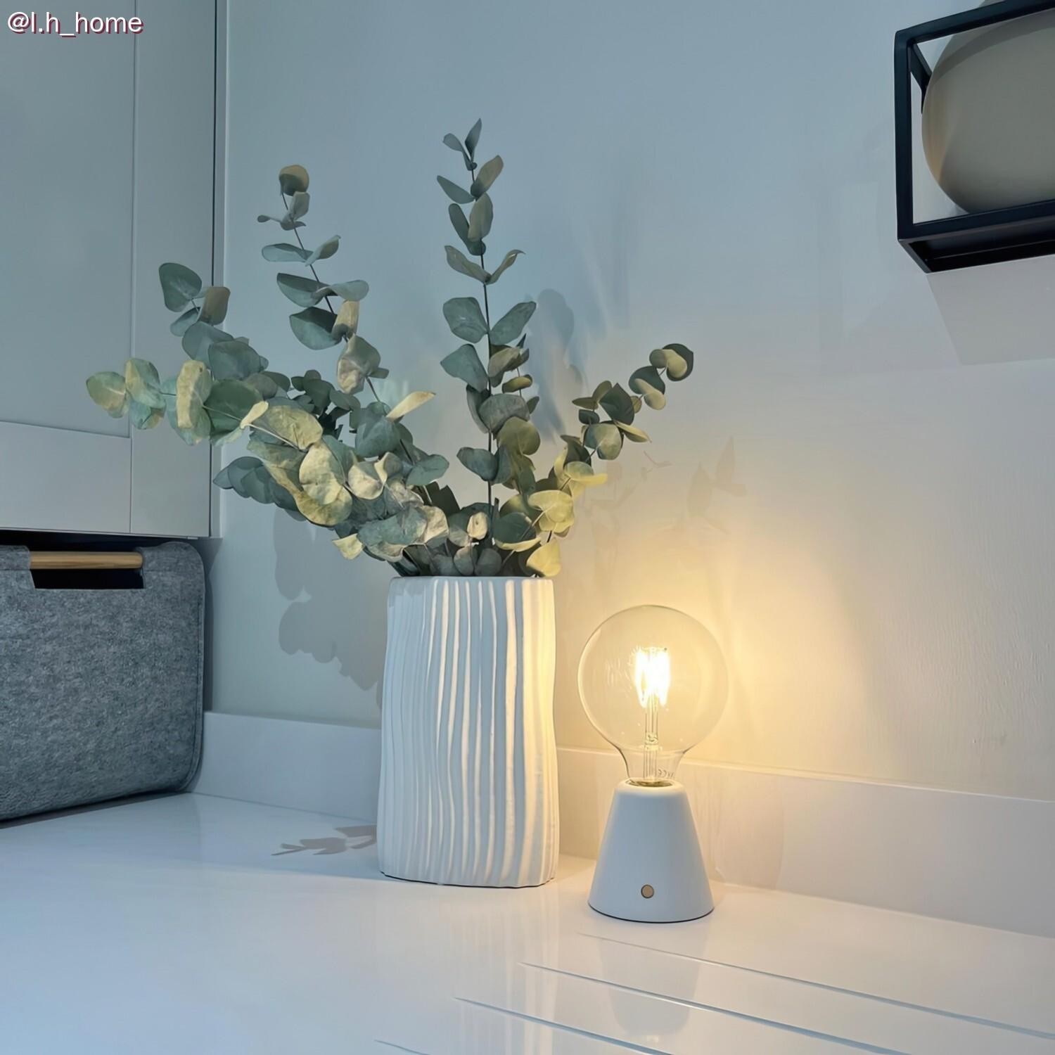 Lampe portative LED rechargeable avec ampoule en forme de sphère