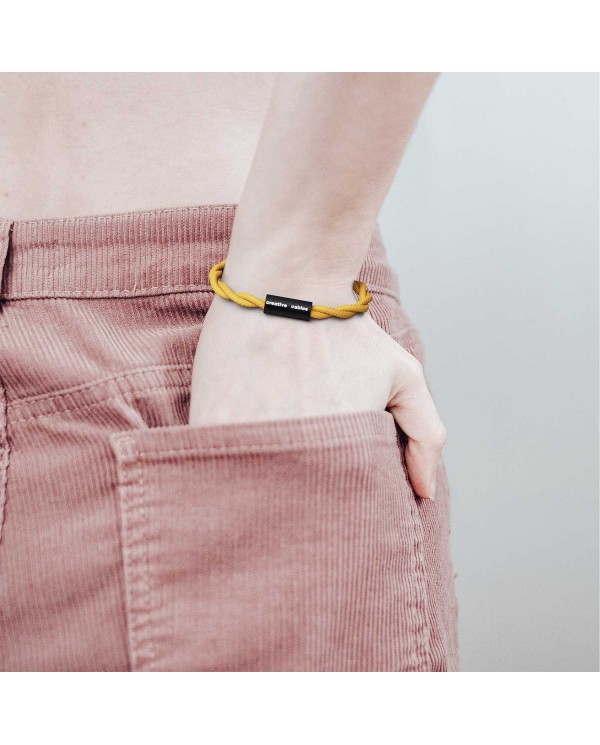 Bracelet avec fermoir magnétique noir mat et câble TM25 (effet soie tissu uni Moutarde)
