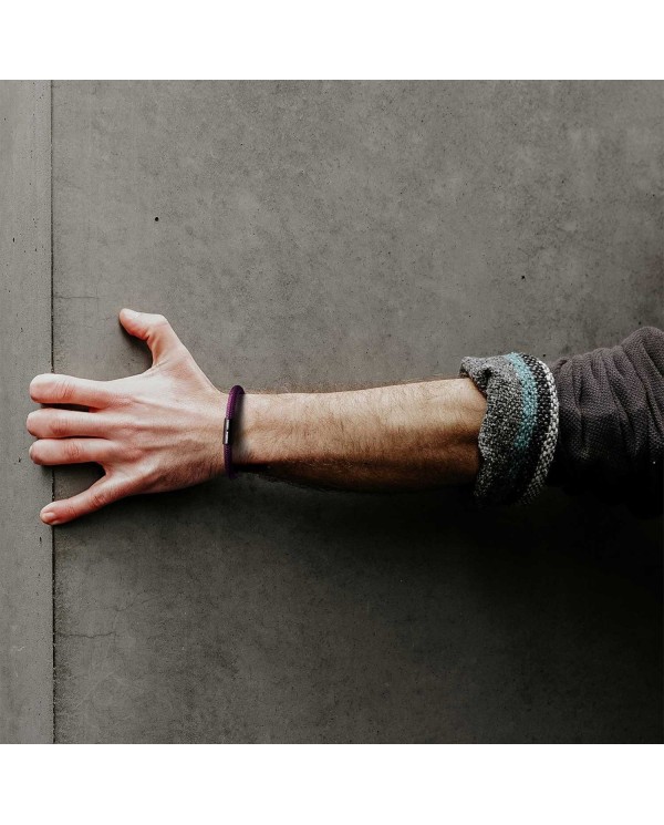 Bracelet avec fermoir magnétique noir mat et câble RM35 (effet soie tissu uni UltraViolet)