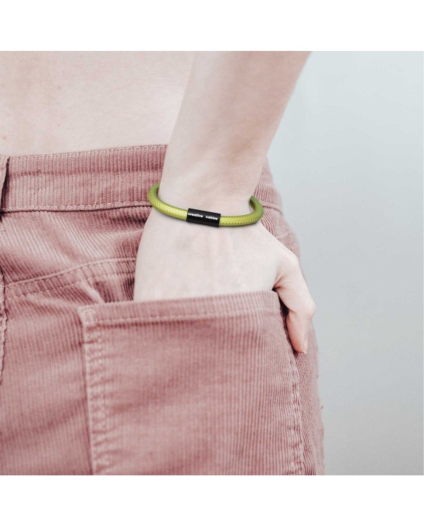 Bracelet avec fermoir magnétique noir mat et câble RM32 (effet soie tissu uni Kiwi)