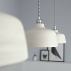 Hanglamp vervaardigd in Italië met textiel kabel, kap Keramische kop en metalen afwerking