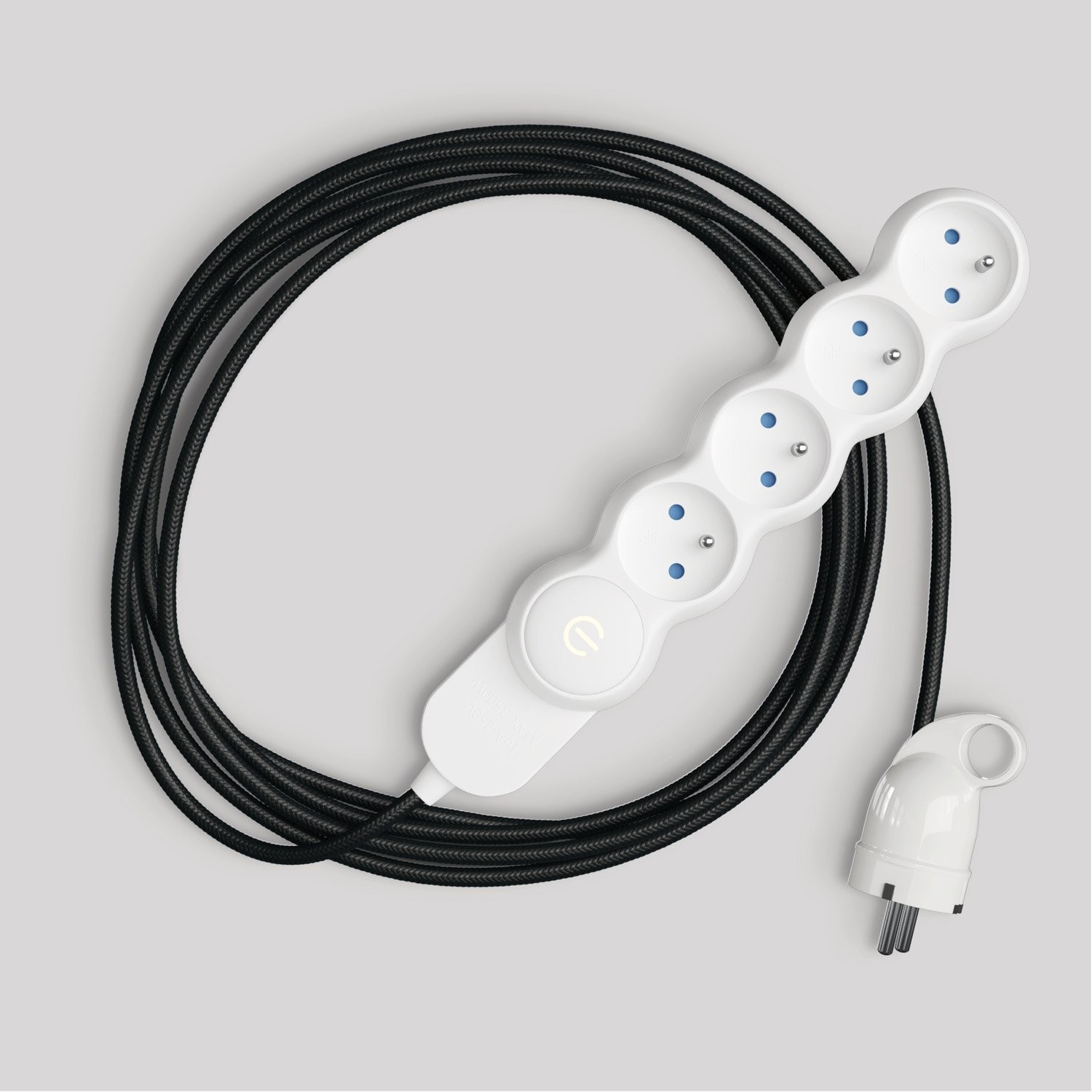 Franse stekkerdoos met glanzend zwarte stofkabel en Schuko-plug met comfortring