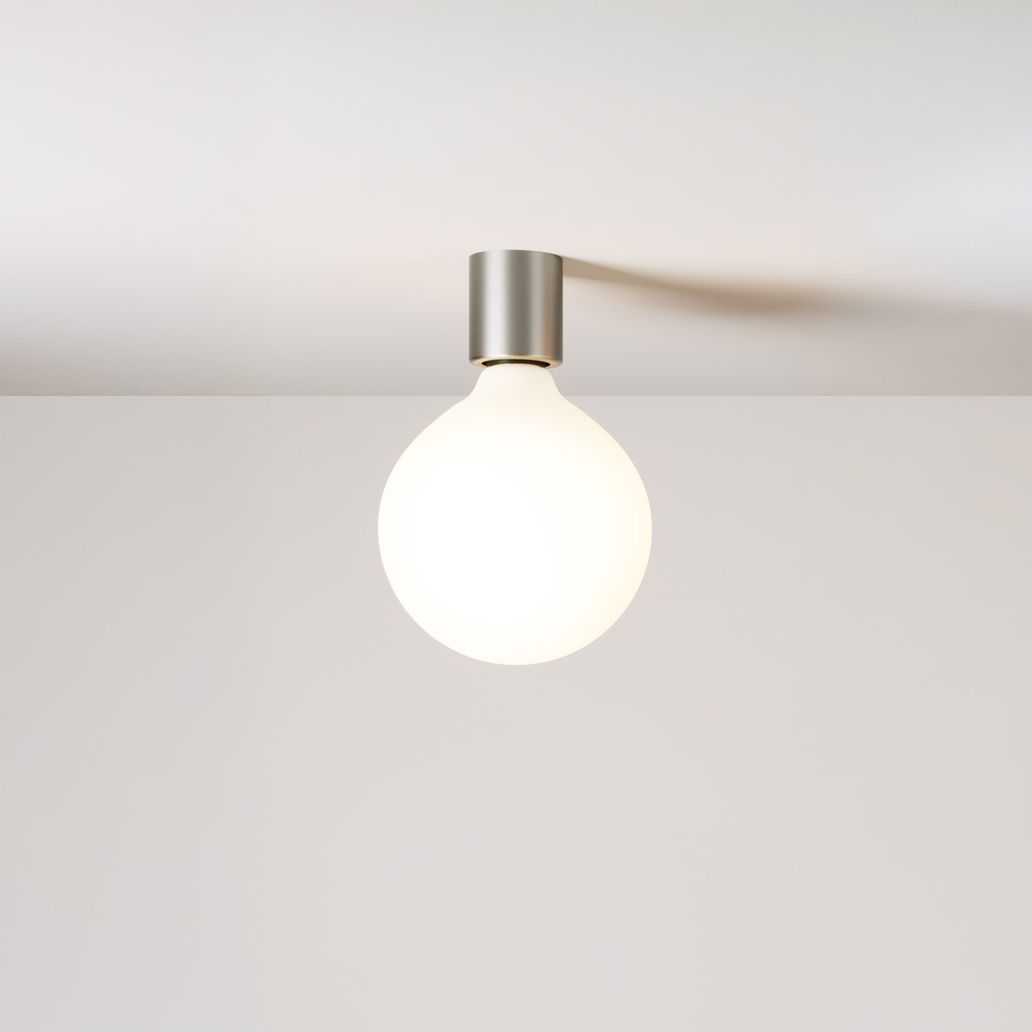 Metalen wandlamp met globe-lamp, porseleineffect