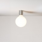Metalen wandlamp met globe-lamp, porseleineffect