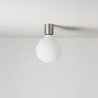 Metalen wandlamp met globe-lamp, porseleineffect
