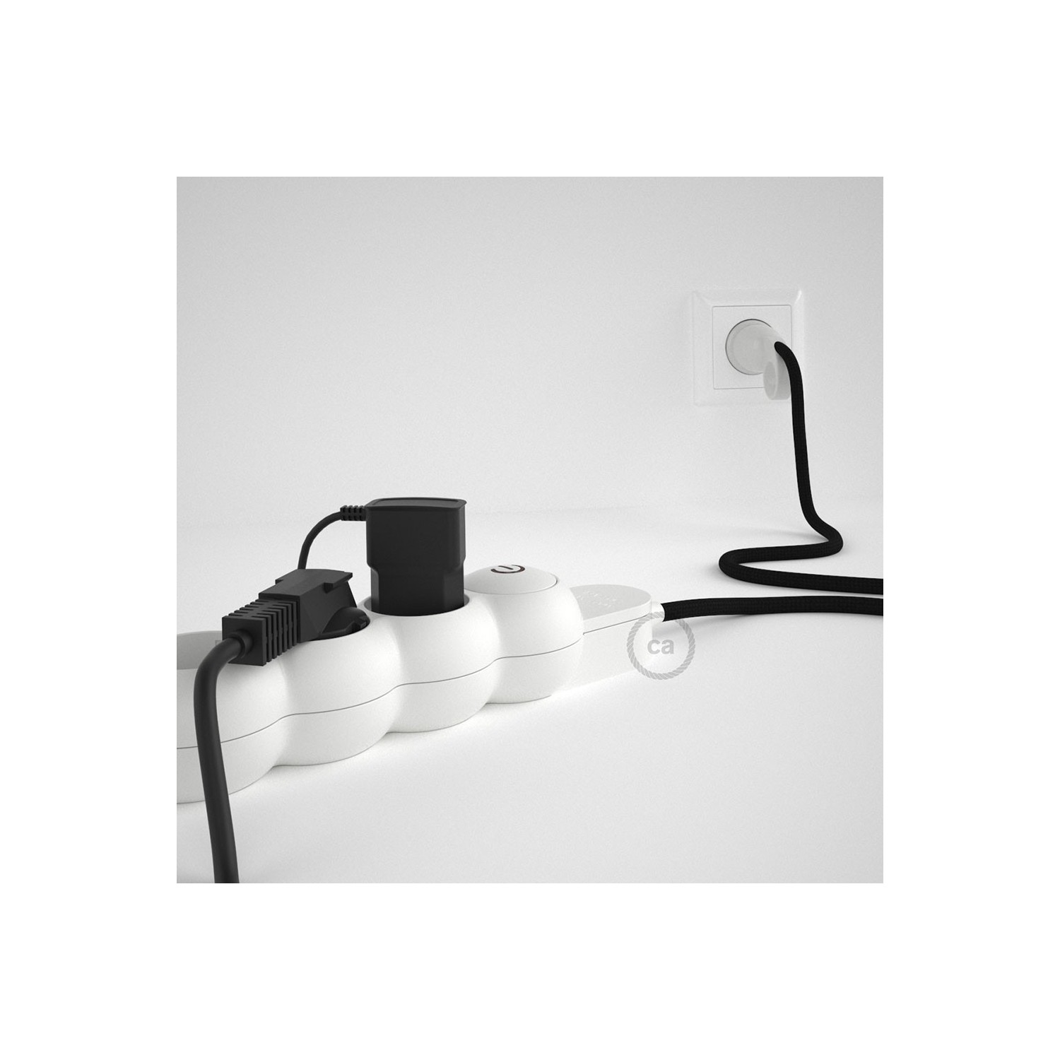 Stekkerdoos met strijkijzersnoer van zwart viscose RM04 en randaarde stekker met comfortabele "ring" grip