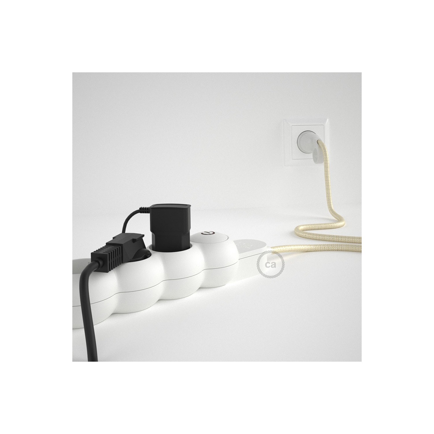 Stekkerdoos met strijkijzersnoer van ivoorkleurige viscose RM00 en randaarde stekker met comfortabele "ring" grip