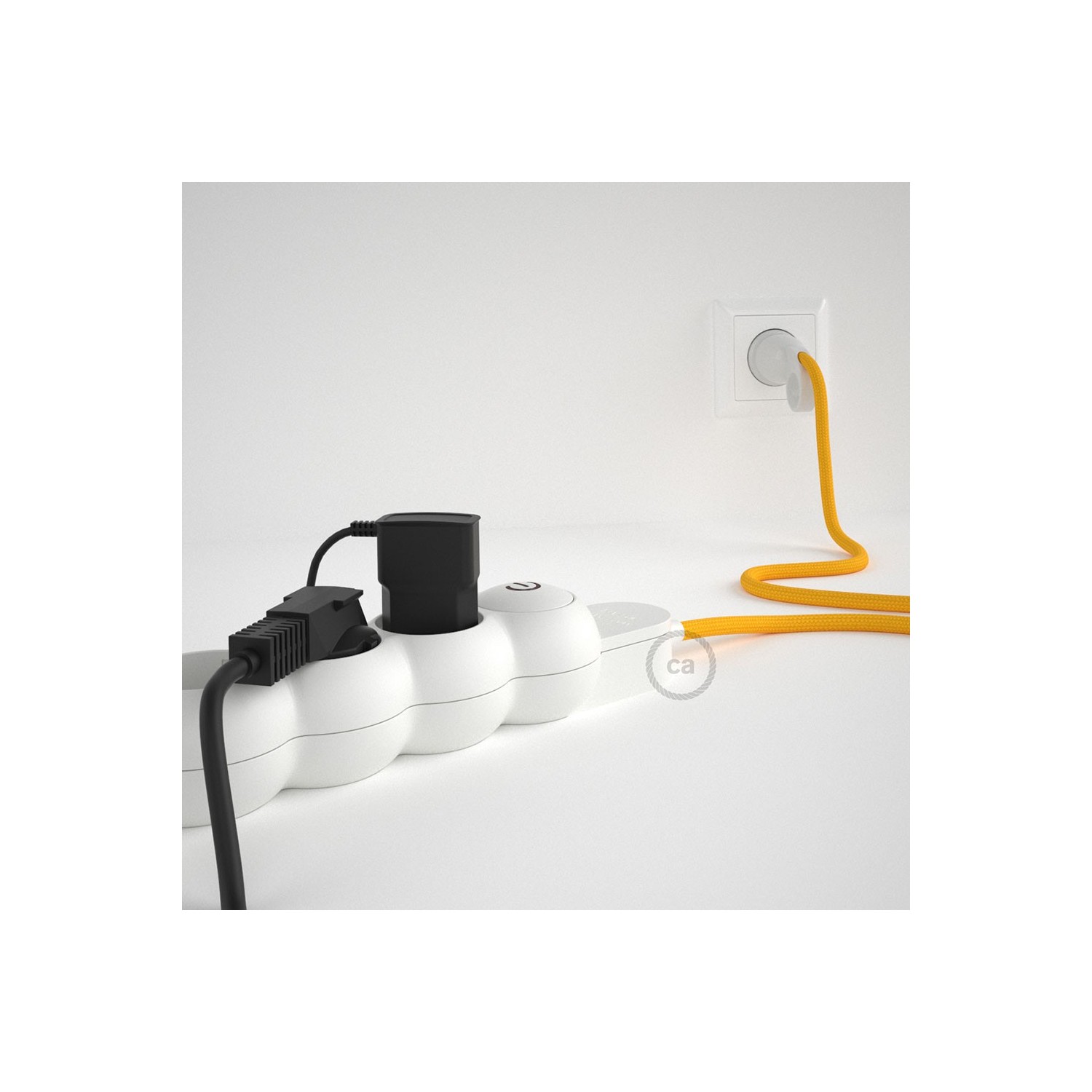 Stekkerdoos met strijkijzersnoer van gele viscose RM10 en randaarde stekker met comfortabele "ring" grip