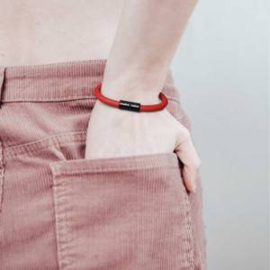 Bracelet avec fermoir magnétique noir mat et câble RM09 (effet soie Rouge)