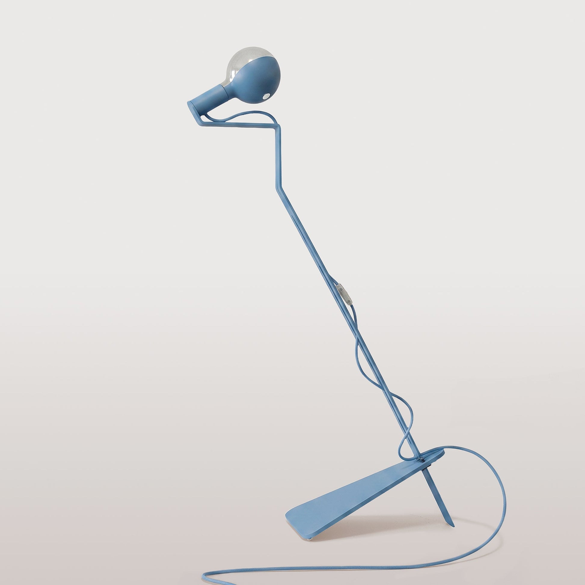 Lampada da terra inclinabile con lampadina LED G125 verniciata - Mario Talia - Blu
