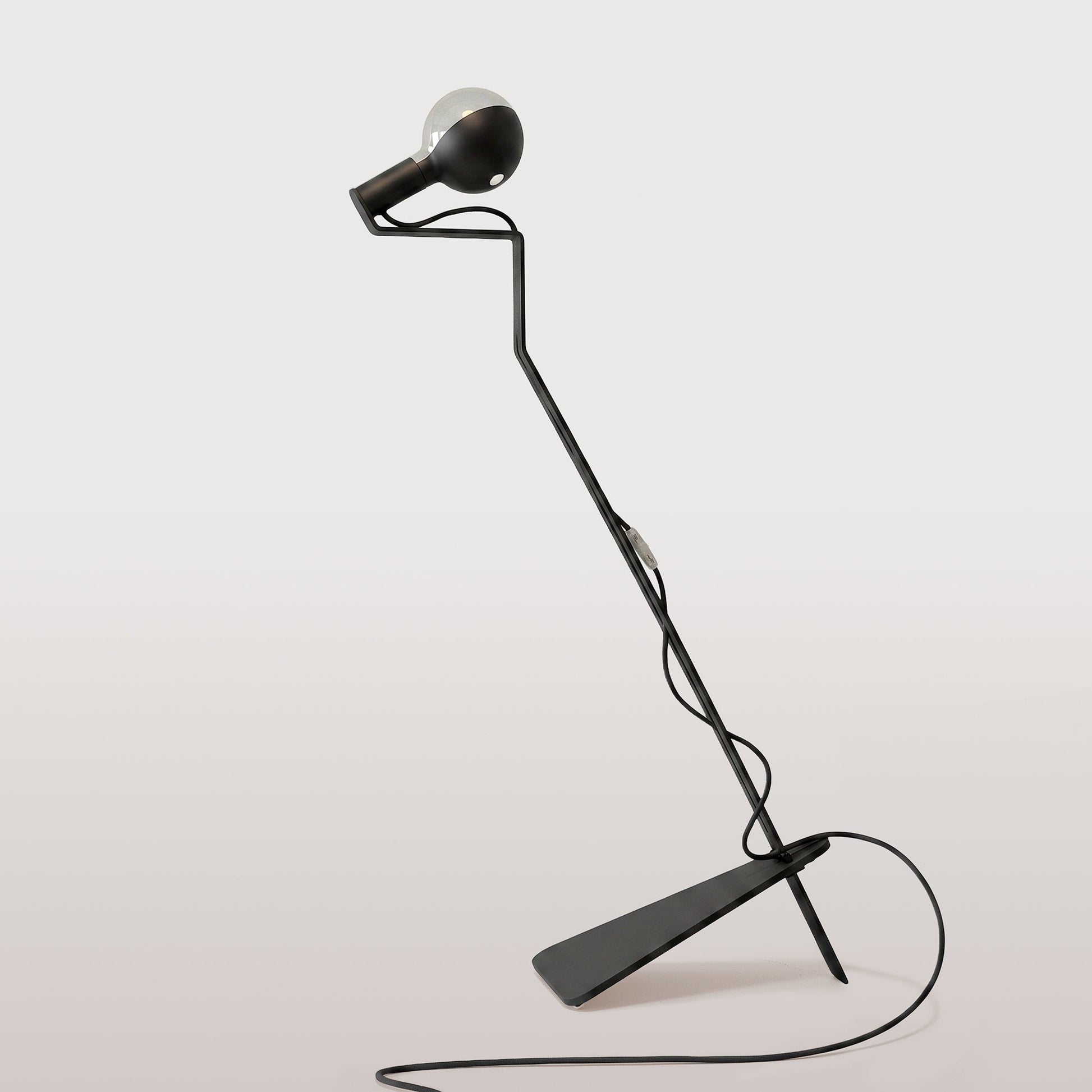 Lampada da terra inclinabile con lampadina LED G125 verniciata - Mario Talia - Nero