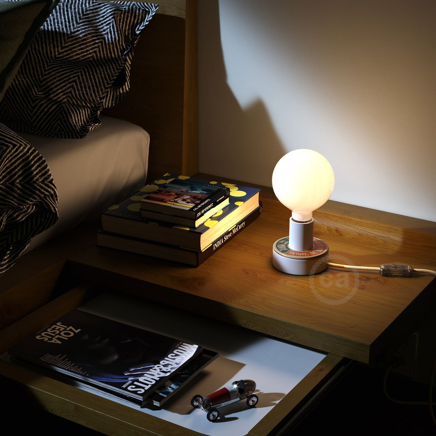 Posaluce MINI - UFO in legno double - face PALLE DA LETTURA - WAR AND PEACE + BETTER THAN THE MOVIE - Creative Cables