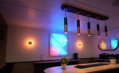 Une salle de conférence, trois identités. Pour les révéler : Creative Cables